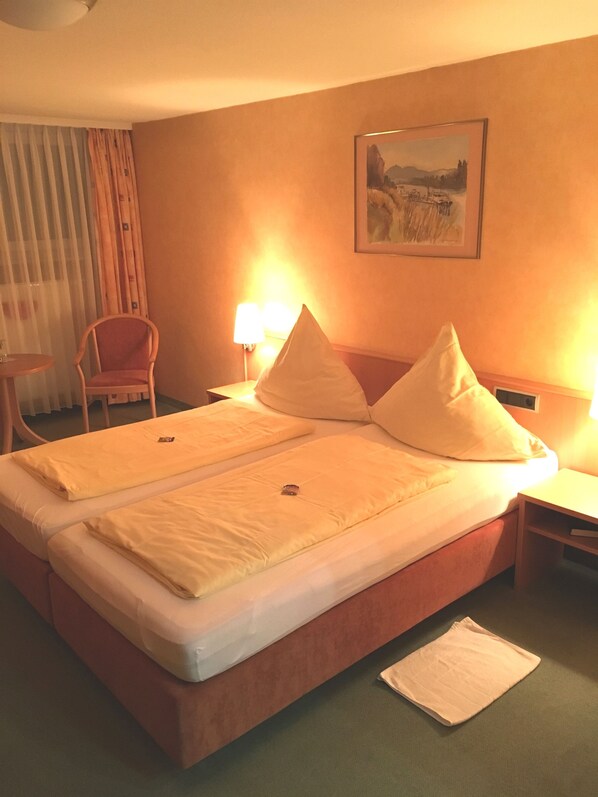 Chambre double ou avec lits jumeaux | Lit de bébé (supplément), lit d’appoint (supplément)