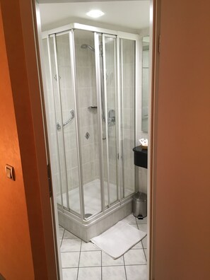 Dusche, kostenlose Toilettenartikel, Haartrockner