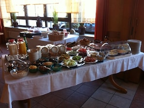 Daily buffet breakfast (EUR 7.50 per person) - Hotel Restaurant Zum Felsenkeller (Sohren)