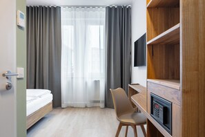 Comfort Double Room, City View | In-room safe, desk, laptop workspace, iron/ironing board - Columbia City Hotel (Berlin)