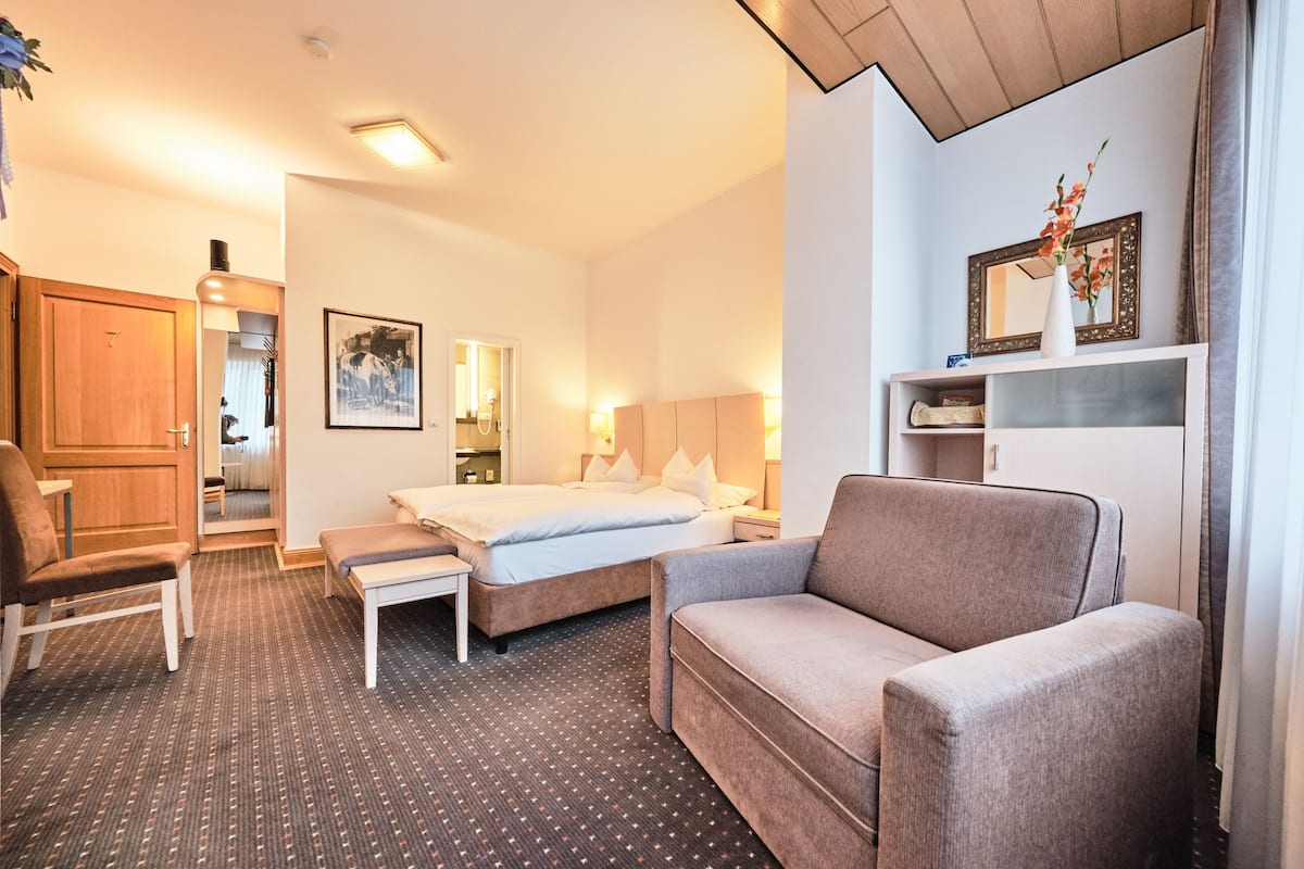 Driepersoonskamer | Een minibar, een kluis op de kamer, een bureau, geluiddichte muren