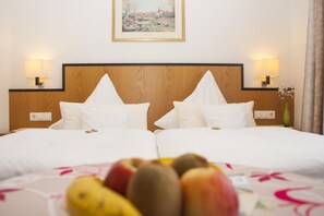 Frigobar, cofres nos quartos, escrivaninha, quartos à prova de som