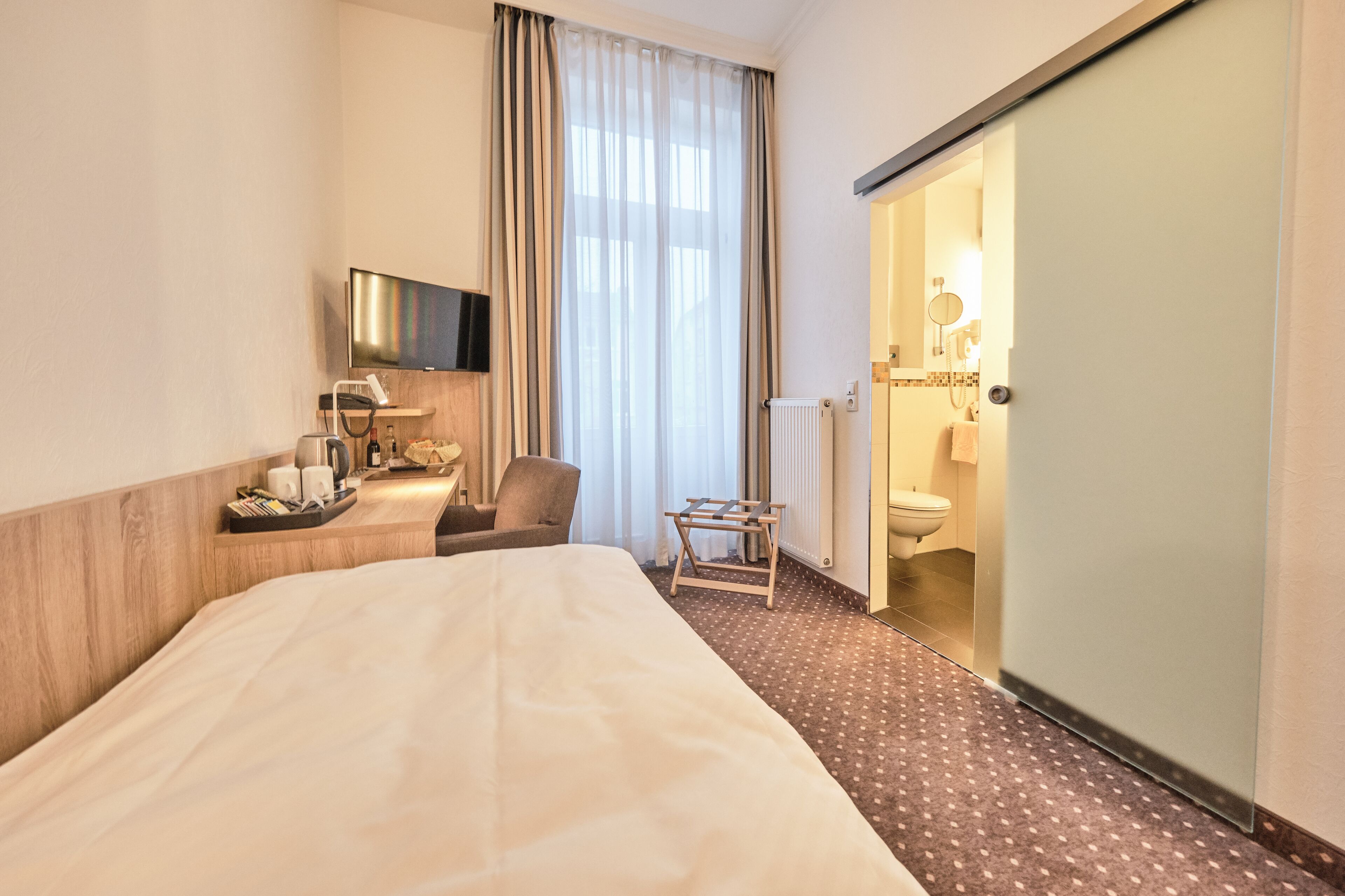 standard single room | minibar, in-room safe, desk, soundproofing