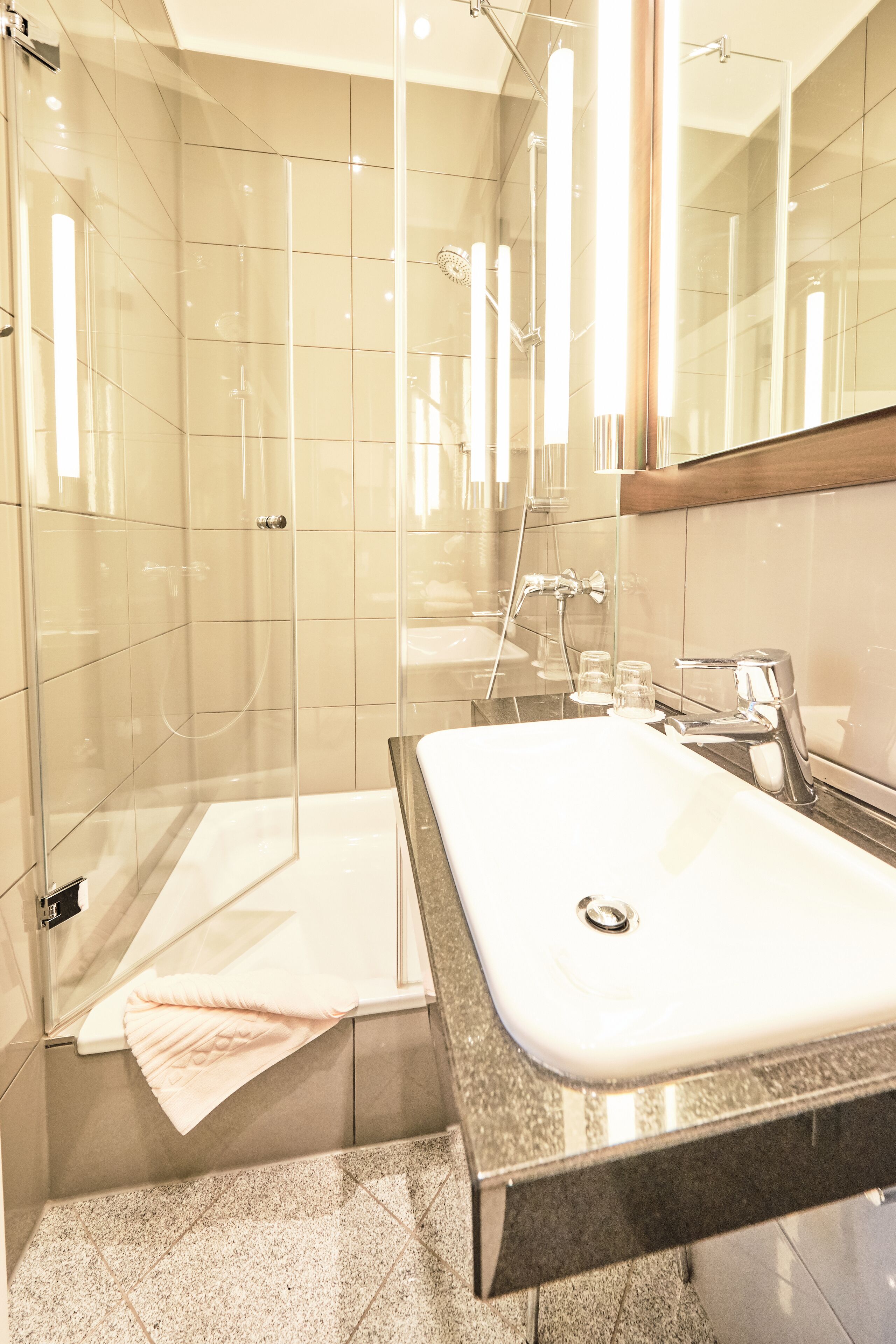 standard single room | minibar, in-room safe, desk, soundproofing