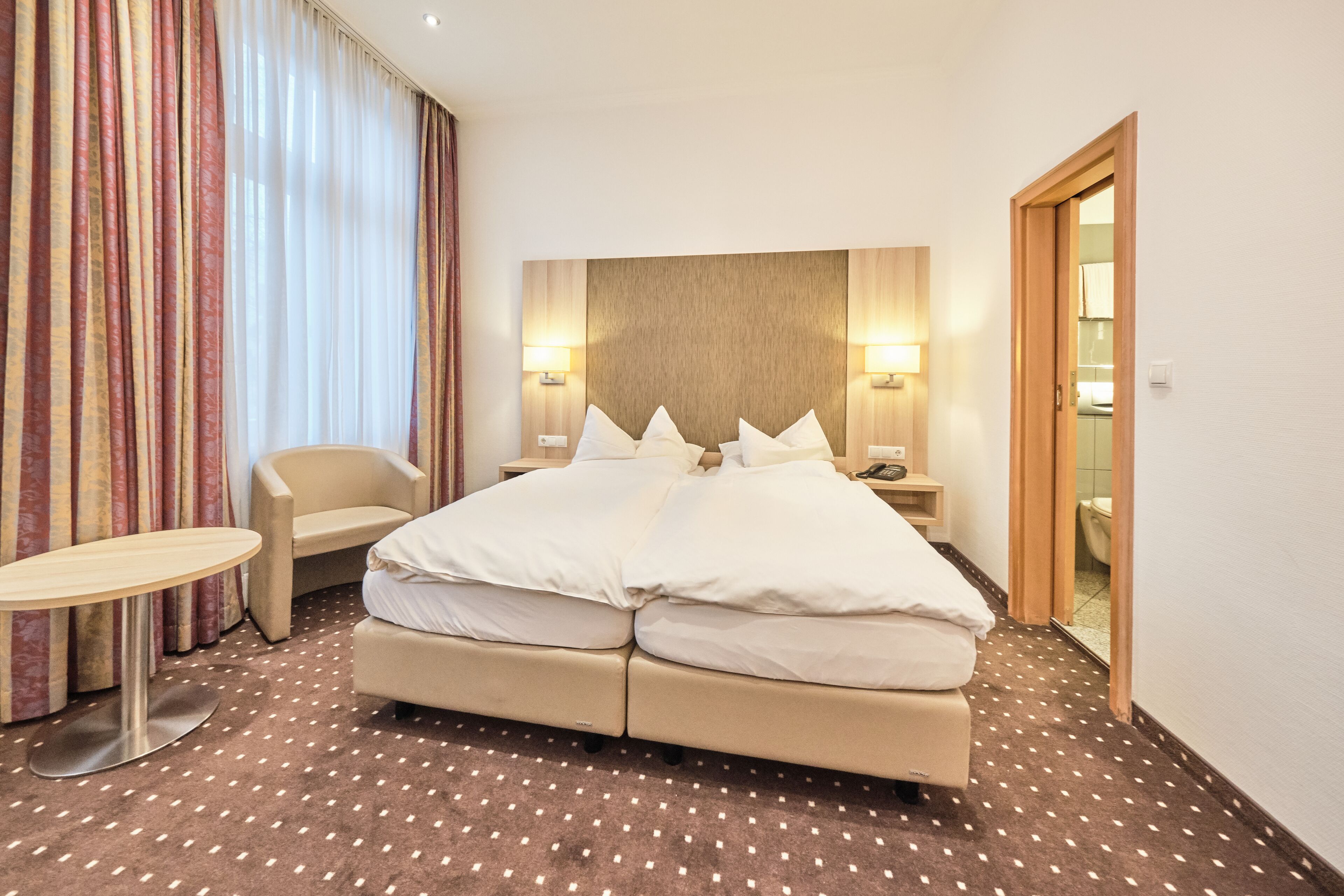 Comfort Double Room | Minibar, in-room safe, desk, soundproofing