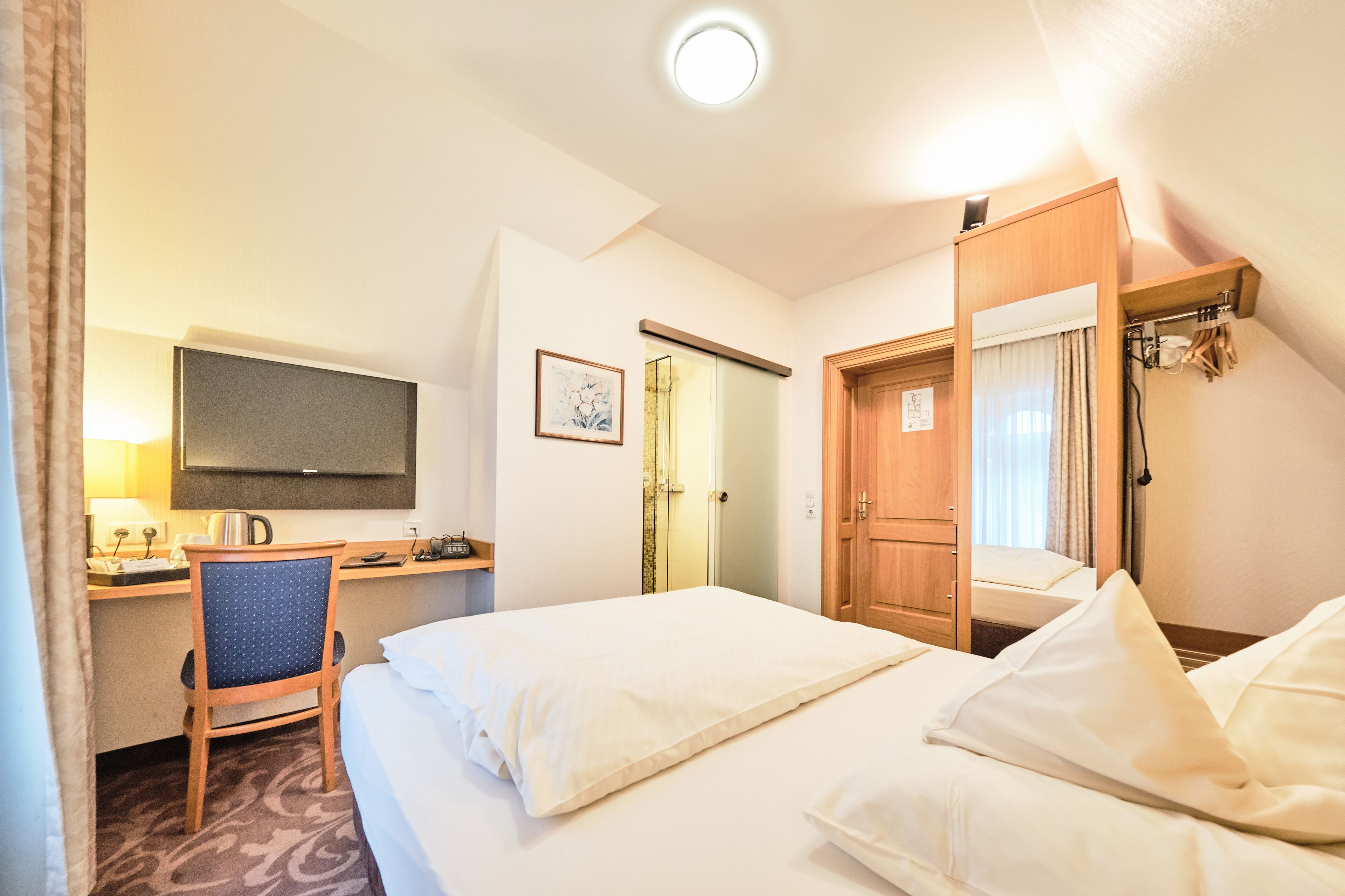 business single room | minibar, in-room safe, desk, soundproofing