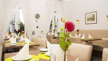 Se ofrece un desayuno bufé (18 EUR por persona)