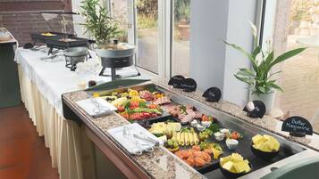 Tägliches Frühstücksbuffet (17 EUR pro Person)