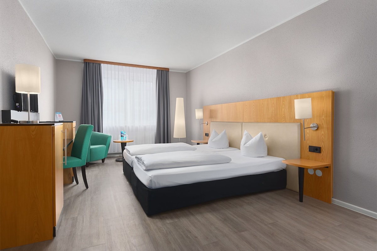 Business Double Room | 1 bedroom, desk, blackout curtains, free WiFi