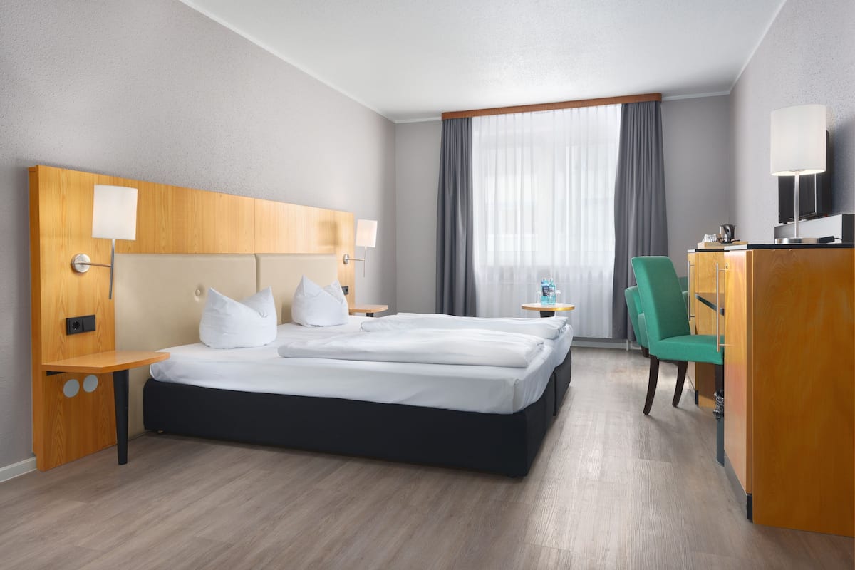 Schreibtisch, Verdunkelungsvorhänge, kostenloses WLAN, Bettwäsche