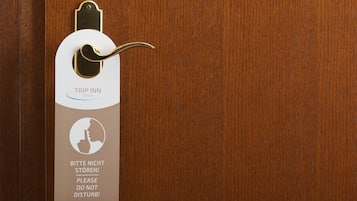 A hotel room door with a keycard holder displaying a message in German: "Please do not disturb."