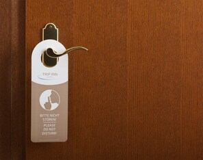 A hotel room door with a keycard holder displaying a message in German: "Please do not disturb." -  Trip Inn Hotel Frankfurt-Egelsbach (Egelsbach)