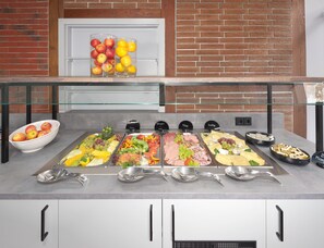 A buffet with various food options and a bowl of fruits on a table. -  Trip Inn Hotel Frankfurt-Egelsbach (Egelsbach)
