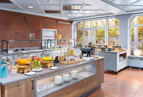 Bữa sáng buffet hàng ngày (17 EUR/mỗi người)