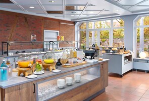 Café da manhã com buffet diário (EUR 17 por pessoa) 