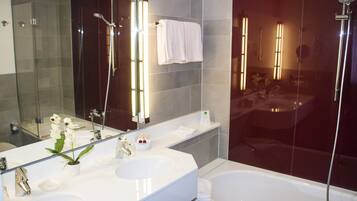 Junior-Suite | Badezimmer | Kostenlose Toilettenartikel, Haartrockner, Handtücher