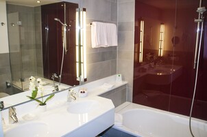 Suite junior | Baño | Artículos de higiene personal gratuitos, secador de pelo y toallas