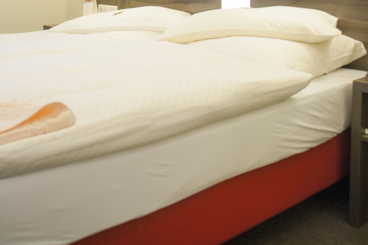 Premium bedding, minibar, desk, soundproofing