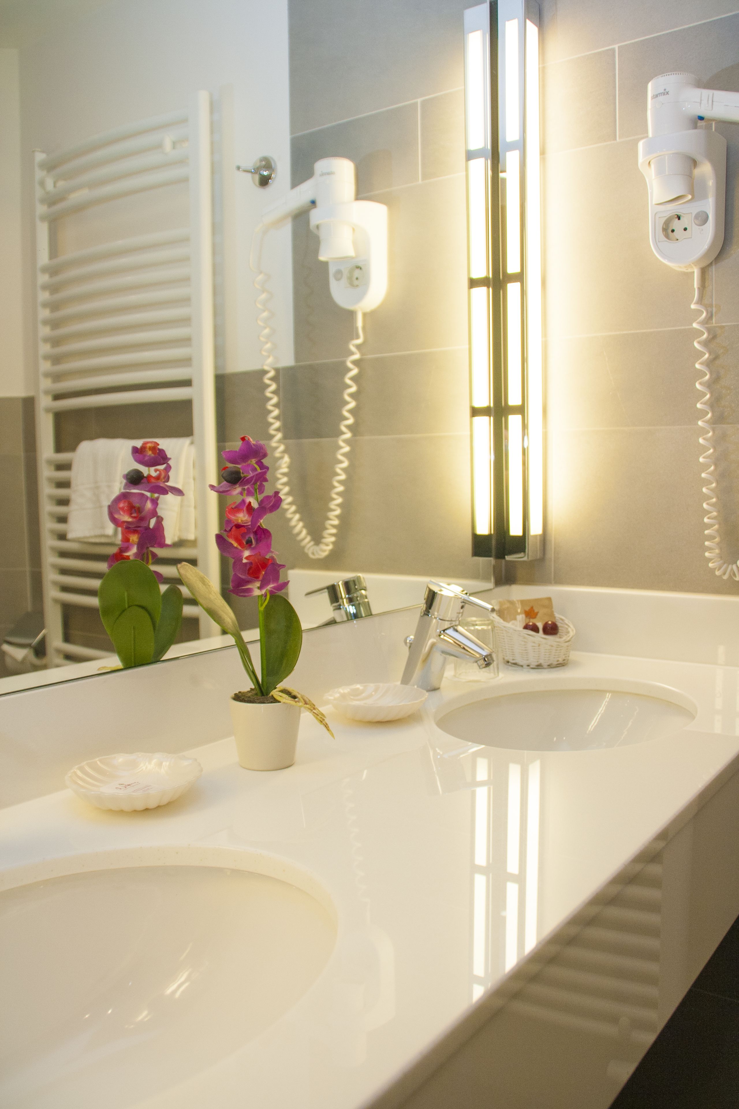 standard triple room | bathroom | free toiletries, hair dryer, towels