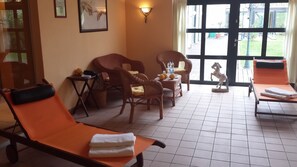 Sauna, bain à remous, hammam, soins corporels, 2 salles de soins