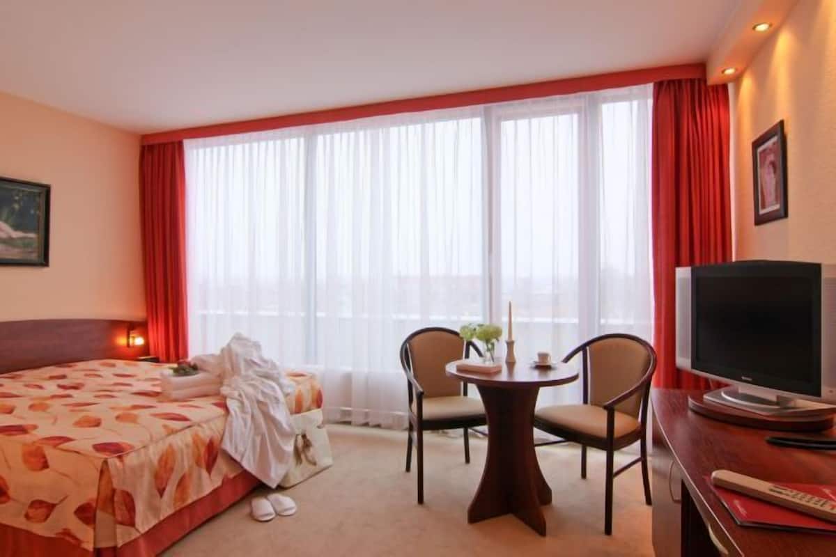 Habitación doble, balcón | Sábanas de algodón egipcio, cunas gratuitas, camas extra y wifi gratis 