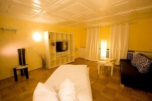 Single Room | Desk, cots/infant beds, rollaway beds, free WiFi
