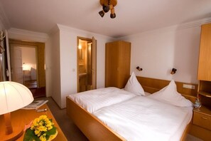 Double Room | Desk, cots/infant beds, rollaway beds, free WiFi