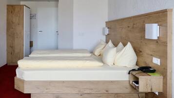 Standard-Doppelzimmer, 1 Doppelbett | Hochwertige Bettwaren, Zimmersafe, Schreibtisch, Bügeleisen/Bügelbrett