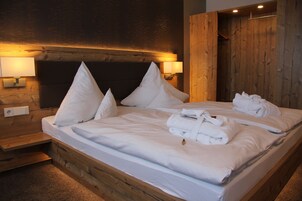 Zimmersafe, Schreibtisch, Verdunkelungsvorhänge, schallisolierte Zimmer