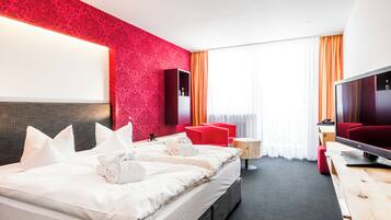 Caja de seguridad en la habitación, escritorio y cortinas blackout