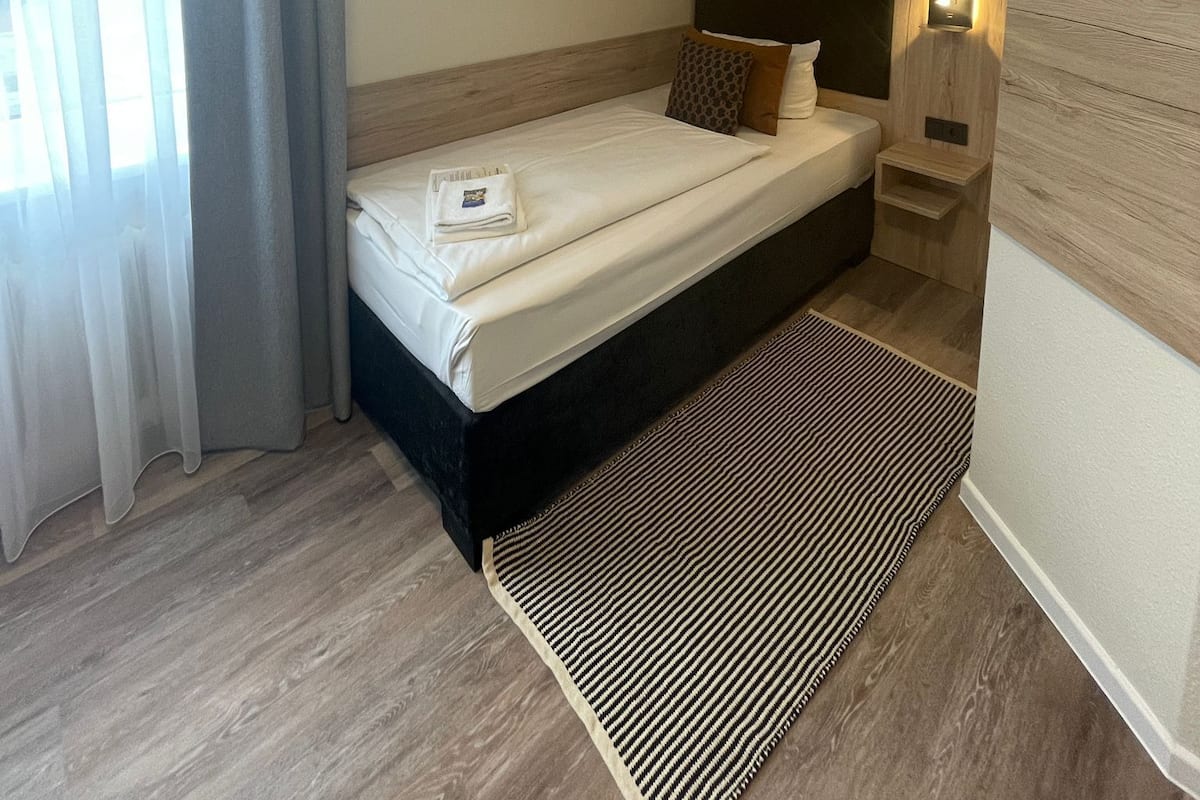 Comfort Tek Kişilik Oda | Minibar, odada kasa, masa, dizüstü bilgisayar çalışma alanı