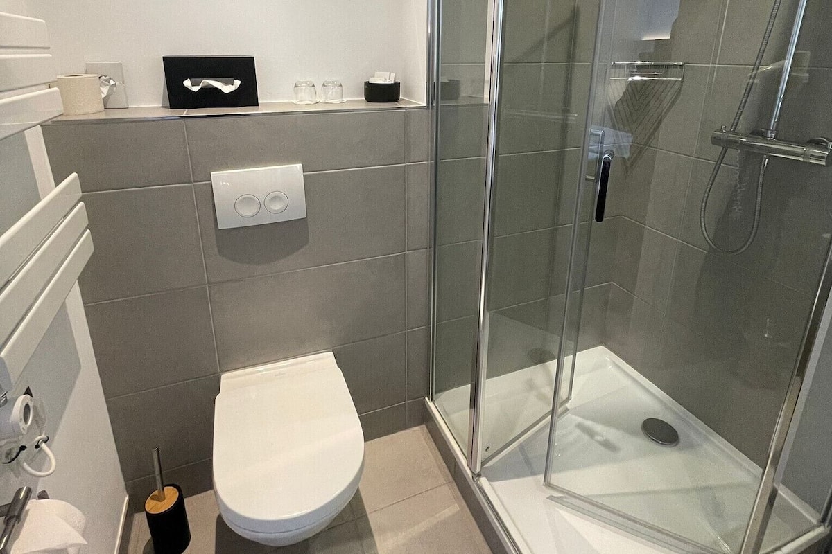 Comfort Tek Büyük Yataklı Oda | Banyo | Duş, ücretsiz banyo/kozmetik ürünleri, havlu