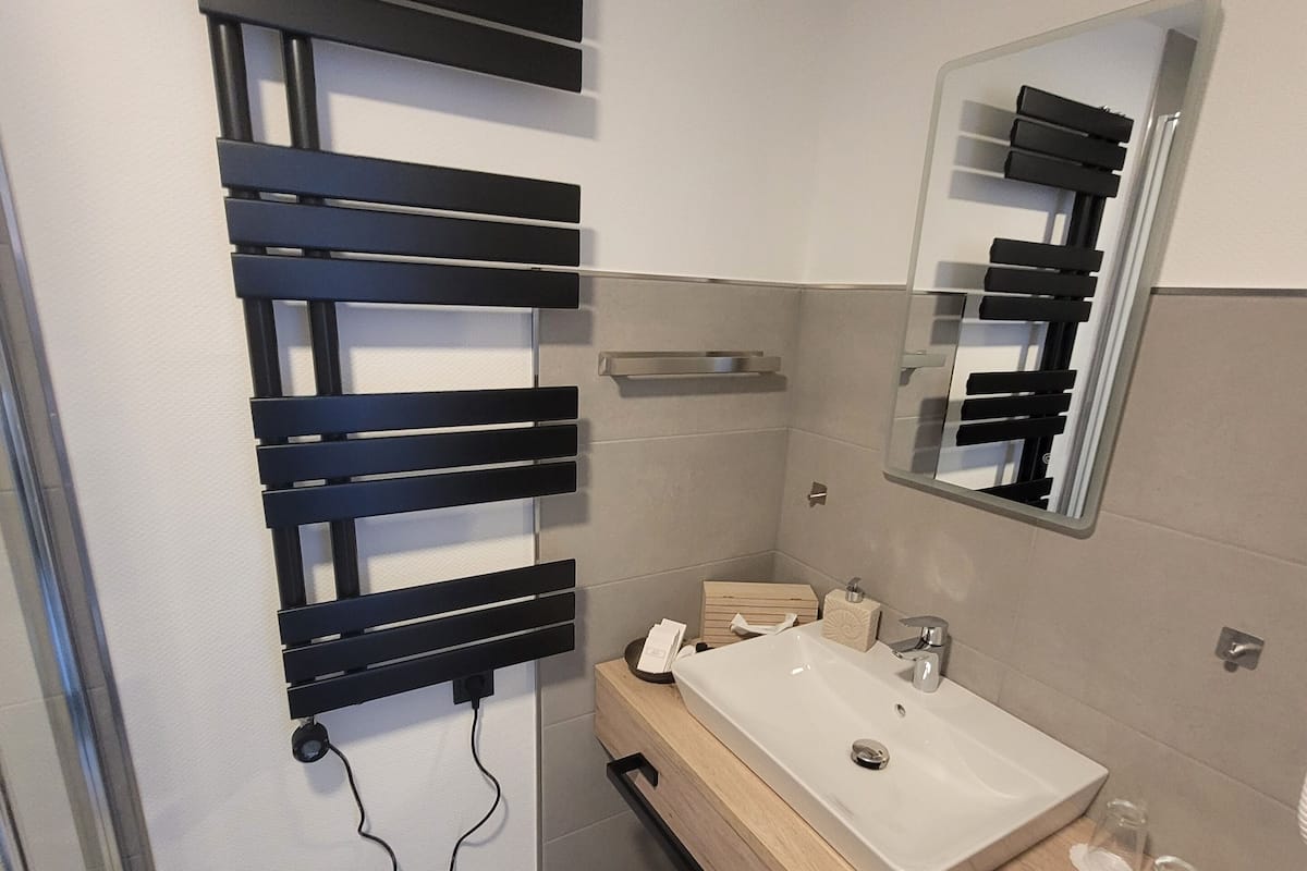 Duş, ücretsiz banyo/kozmetik ürünleri, havlu