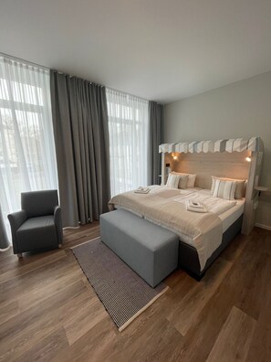 Superior Double Room | Minibar, in-room safe, desk, laptop workspace - Hotel Faldernpoort (Emden)