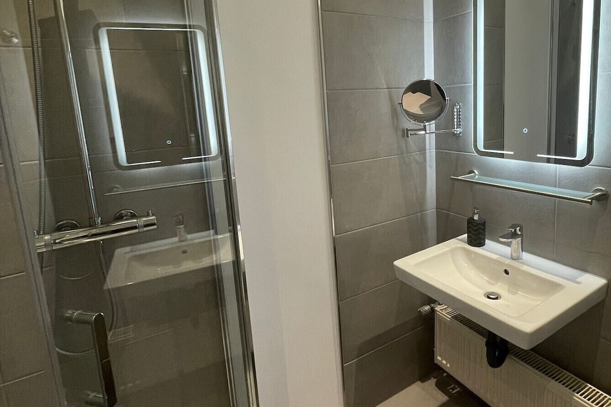 Comfort Tek Kişilik Oda | Banyo | Duş, ücretsiz banyo/kozmetik ürünleri, havlu