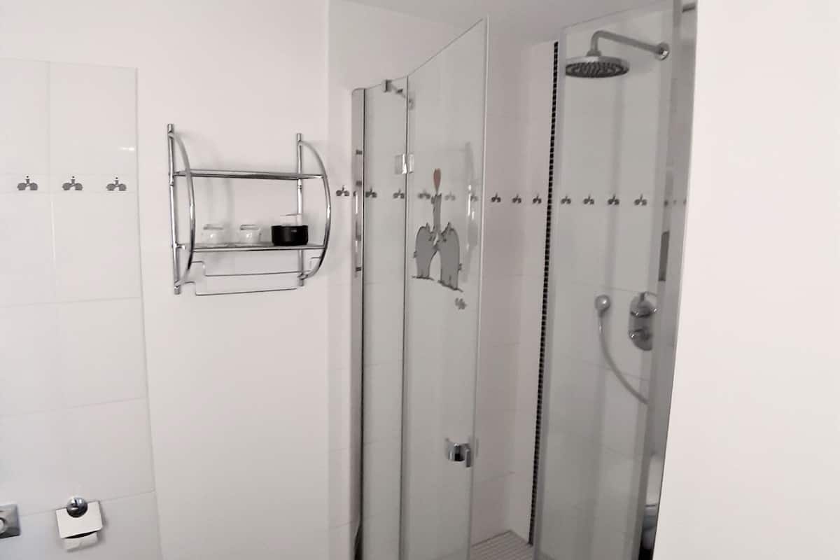 Superior Tek Büyük Yataklı Oda | Banyo | Duş, ücretsiz banyo/kozmetik ürünleri, havlu