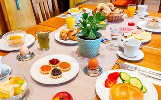 Tägliches Frühstücksbuffet gegen Gebühr
