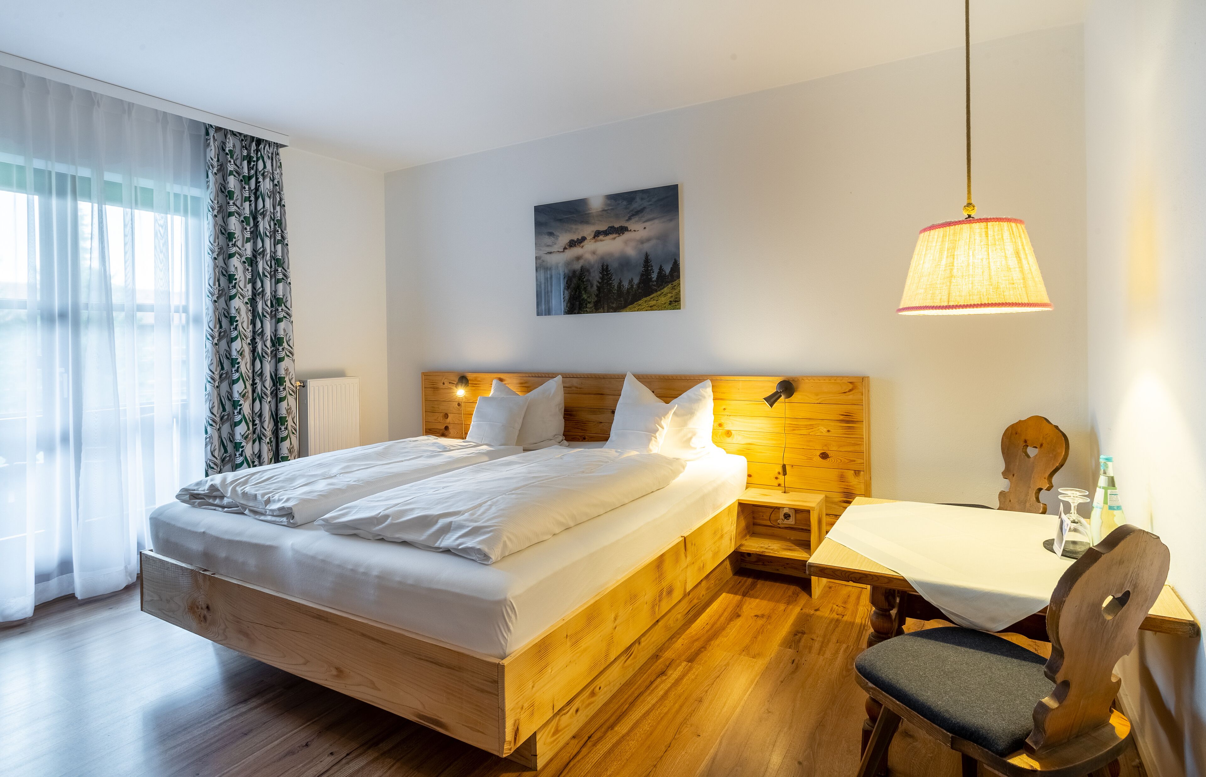 Una camera da letto moderna con un letto in legno, un tavolino e una sedia.