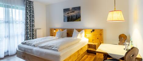 Una camera da letto moderna con un letto in legno, un tavolino e una sedia.