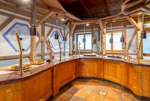 Desayuno buffet diario (EUR 18 por persona)