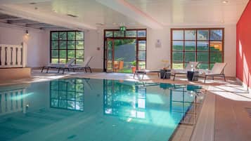 Indoor pool, sun loungers