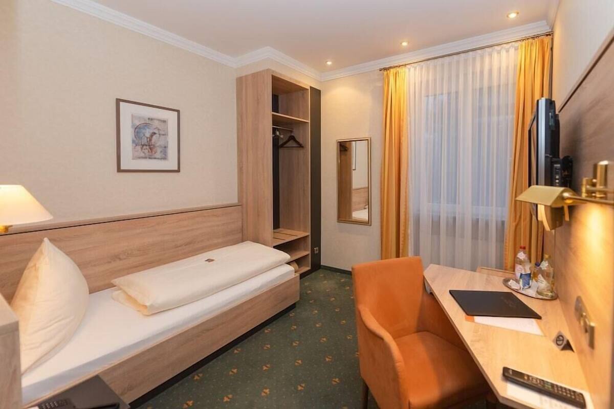 Luxe beddengoed, een bureau, een strijkplank/strijkijzer