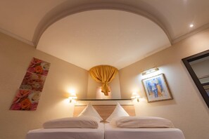 Premium bedding, desk, iron/ironing board, cots/infant beds - Hotel Am Schloss (Illertissen)