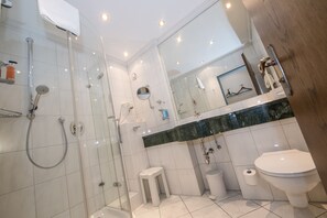 Chambre Quadruple | Salle de bain | Articles de toilette gratuits, sèche-cheveux, serviettes fournies, savon