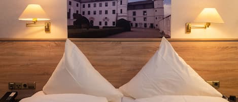 Luxe beddengoed, een bureau, een strijkplank/strijkijzer, babybedden