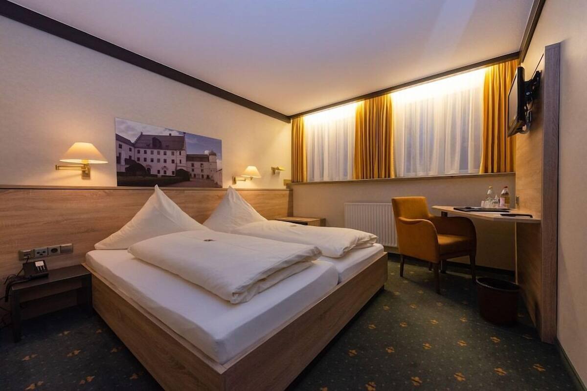 Luxe beddengoed, een bureau, een strijkplank/strijkijzer