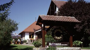 A traditional building with a tiled roof and a sign that reads "Gasthof Fiedler". - Landgasthof Fiedler (Dietersheim)