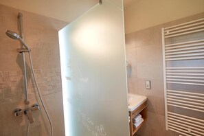 Shower, hair dryer, towels - Landgasthof Fiedler (Dietersheim)