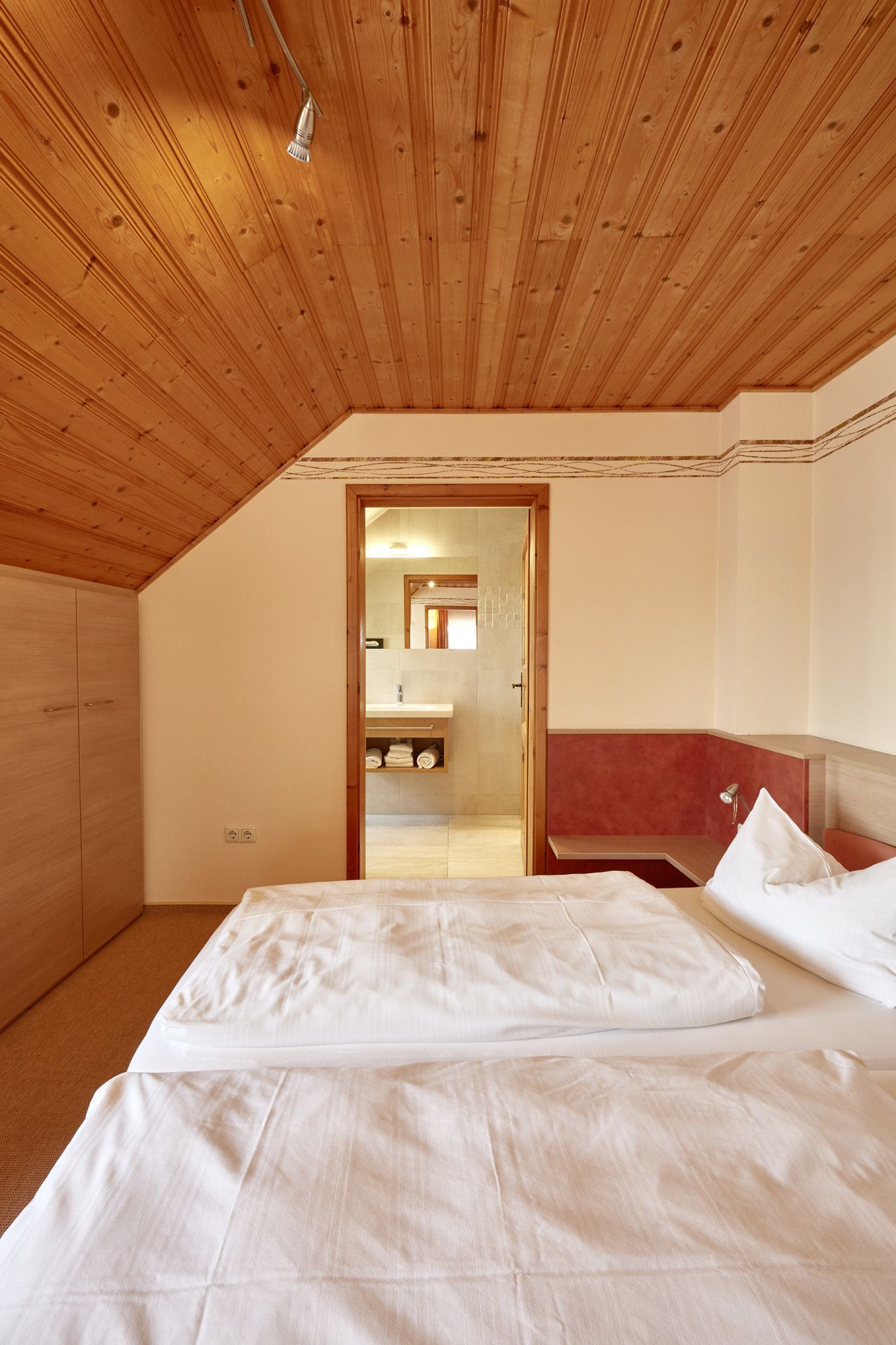 suite | in-room safe, desk, laptop workspace, free wifi