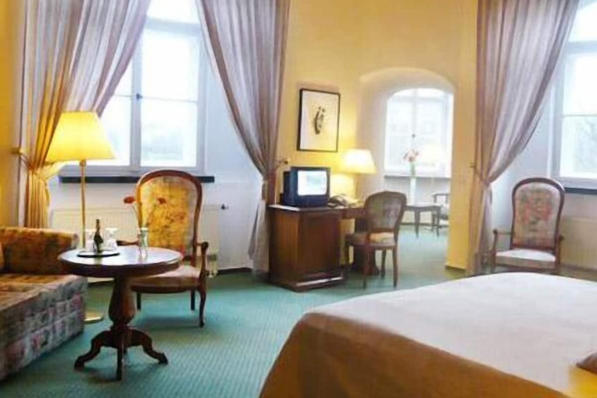 Comfort Suite, 1 Double Bed | Hypo-allergenic bedding available, minibar, in-room safe, desk